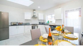 Contractor Haven, 6 bed house, sleeps 14 Parking x 2 WIFI Smart TV Central location